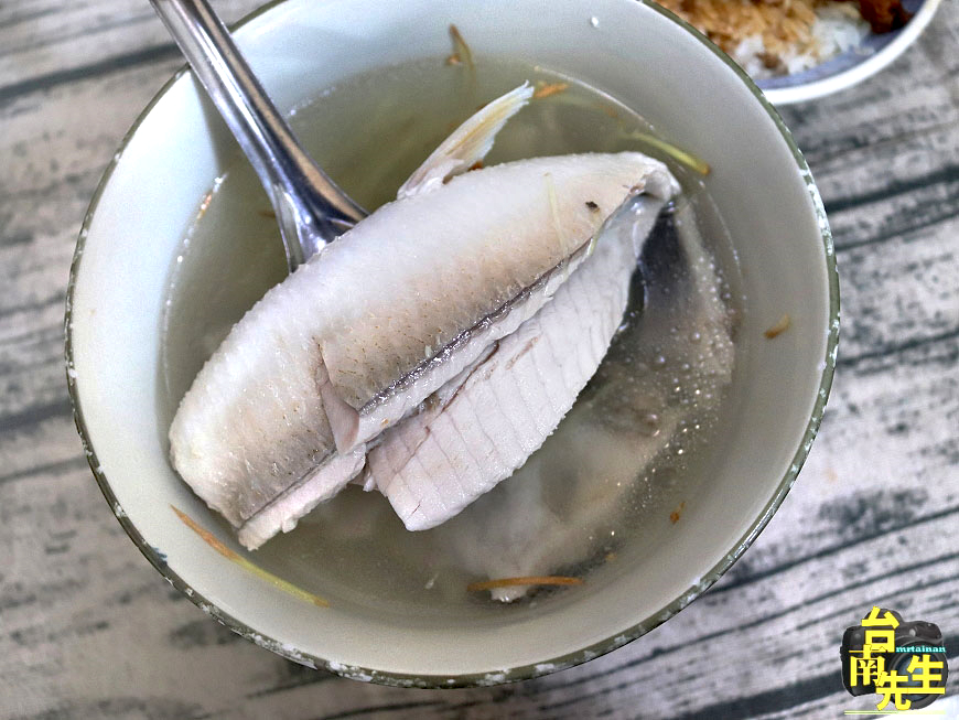 台南虱目魚湯/無店名無招牌飄香40多年/老饕私藏口袋名單/在地人從小吃到大/當天現宰用料新鮮/一大早就人潮滿滿