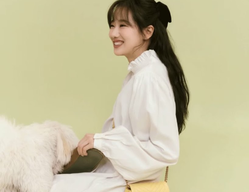 APRIL Naeun has been selected as the new muse for J.Estina handbag line