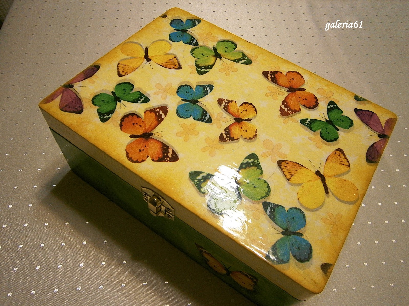 szkatułka decoupage z motylami