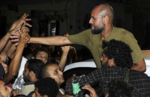Saif al Islam saluda a sus seguidores en Trípoli (Reuters).