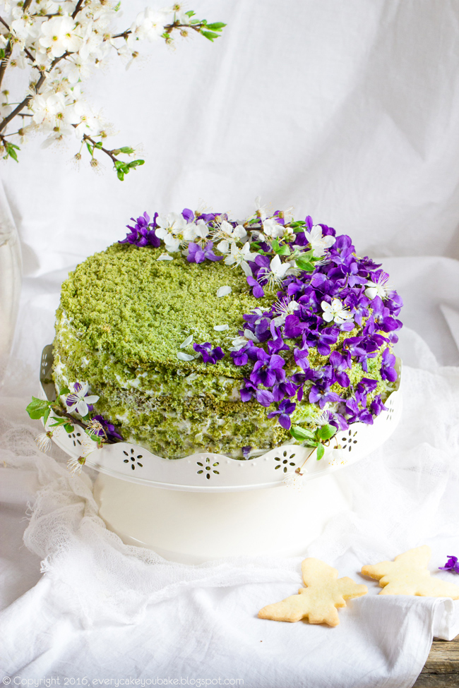 wiosenny zielony tort fiołkowo-herbaciany