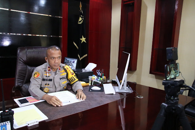 Inilah Penyebab Lahirnya Kampung Tangkal di Sumsel Palembang - Membuat inovasi Kampung Tangkal Covid-19 pertama di Kota Palembang di Kompleks Bumi Sako Damai, Wakapolda Sumsel Brigjen Pol Rudi Setiawan, SIK, SH, MH. diwawancarai secara langsung salah satu Media Televisi Nasional yaitu Metro TV, Senin (15/06) di Ruang Kerja Wakapolda Sumsel, untuk mengetahui bagaimana muncul inovasi yang luar biasa ini untuk membangun kreatifitas masyarakat kota palembang yang terdampak Pandemi Covid-19. Dalam petikan wawancara tersebut Wakapolda mengatakan bahwa ini adalah kerjasama dan inisiatif antara Polda Sumsel dan Masyarakat yang ada di Kompleks Bumi Sako Damai dibantu oleh pihak-pihak terkait seperti dari Dinas Kesehatan, Para Relawan Covid-19 dan lain sebagainya. Ide awal Kampung Tangkal Covid-19 ini adalah akibat situasi kondisi pandemi Covid-19 dan berkat arahan Kapolri Jenderal Idham Azis, Polri harus melakukan terobosan kreatif untuk menekan dampak-dampak yang terjadi akibat pandemi Covid-19 ini seperti dampak kesehatan, ekonomi, sosial dan lain sebagainya. Didalam kampung tangkal ini didirikan juga Posko Relawan Covid-19 yang siaga untuk membantu masyarakat yang terdampak Covid-19. Kegiatan dalam Kampung Tangkal Covid-19 ini ada banyak sekali masyarakat melakukan kegiatan mengelola lahan kosong seperti berkebun sayur-sayuran, beternak ikan lele dan ikan nila yang langsung dikelola oleh masyarakat dan hasilnya juga langsung dinikmati oleh masyarakat itu sendiri untuk meningkatkan perekonomian masyarakat. Ada juga kegiatan untuk anak-anak dengan mengisi waktu mereka yang saat ini tidak bersekolah untuk belajar bersama agar mereka bisa selalu bersemangat walaupun ditengah mewabahnya Covid-19. Hal-hal positif yang masyarakat lakukan tetap dalam pengawasan dan mengikuti protokol kesehatan yang telah dianjurkan oleh pemerintah dan dinas kesehatan seperti contohnya di depan pintu masuk didirikan fasilitas tempat mencuci tangan dan apabila warga memasuki kawasan Kompleks Bumi Sako Damai harus tetap menggunakan masker untuk menekan penyebaran Covid-19. Inovasi Kreatif Polda Sumsel Ini pun telah mendapatkan Apresiasi dan Penghargaan yang luar biasa oleh Presiden RI Bapak Joko Widodo yang disampaikan melalui Bapak Kapolri Jenderal Idham Azis disaat Video Conference dengan Seluruh Kapolda Se-Indonesia di Mabes Polri. Semoga Kampung Tangkal Covid-19 yang ada di Kota Palembang ini bisa menginspirasi kota-kota lainnya untuk bersama-sama menekan penyebaran Covid-19 ujarnya.(Tri Sutrisno)