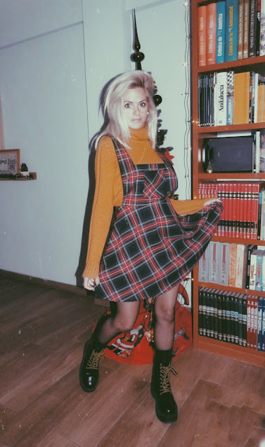 Alejandra Colomera con pichy de tartán negro, jersey color mostaza y botas negras estilo militar