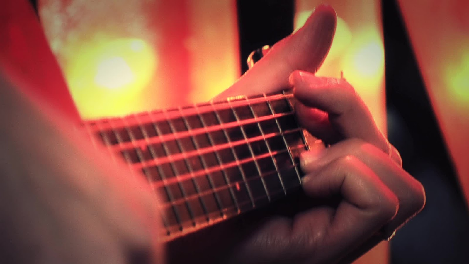 уроки игры на гитаре. уроки гитары в ростове бесплатно. учитель по гитаре. преподаватель игры на гитаре. занимается на гитаре.