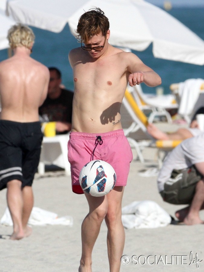 The Stars Come Out To Play Ed Speleers New Shirtless & Barefoot Pics.