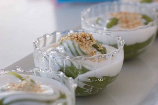 Pandanus Sweet Rice Pudding Topping with Coconut Milk (Kanom Piakpoon katisod)