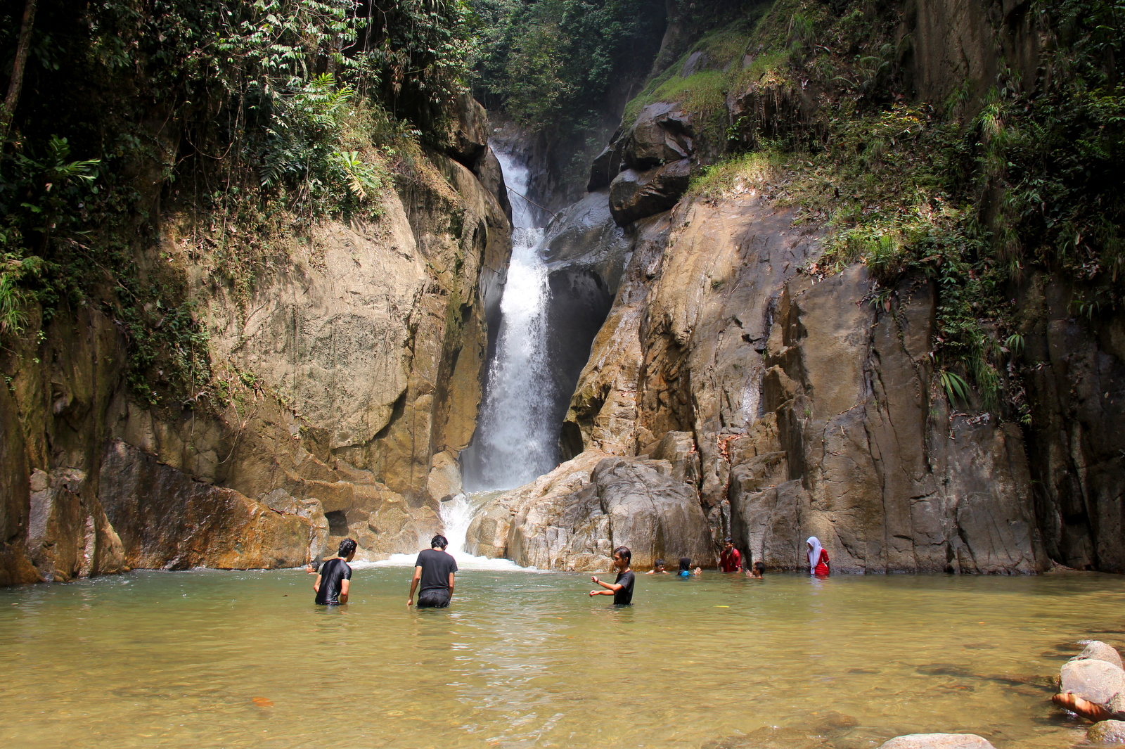 5 lokasi air terjun paling best yang korang mesti kunjungi bila datang ke Selangor!