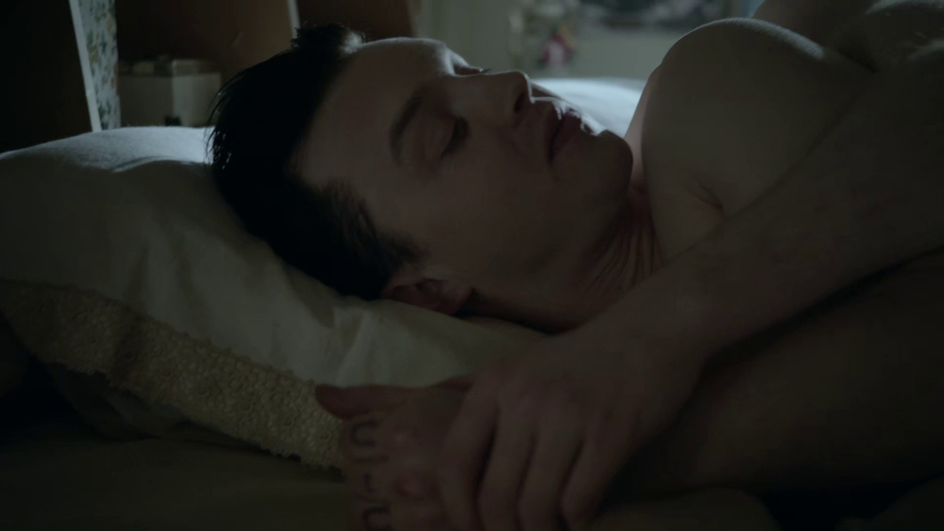 Noel Fisher nude in Shameless 4-12 "Lazarus" .