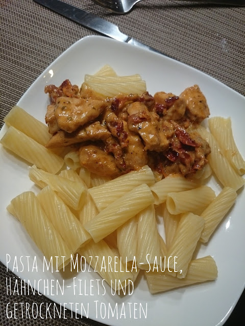  Pasta mit Mozzarella-Sauce, Hähnchen-Filets und getrockneten Tomaten