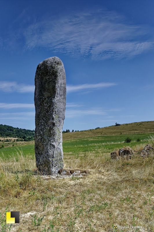 menhir en contre bas de la carriere des Bondons photo Pascal Blachier