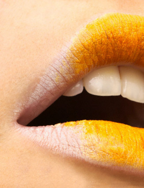 Желтые губы. Желтая помада для губ. Губы жёлтого цвета. Желтая помада. Желтые губы что это.