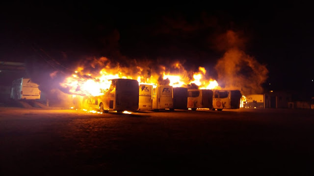 Incêndio atinge garagem da empresa Falcão Real em Jacobina; veja vídeos