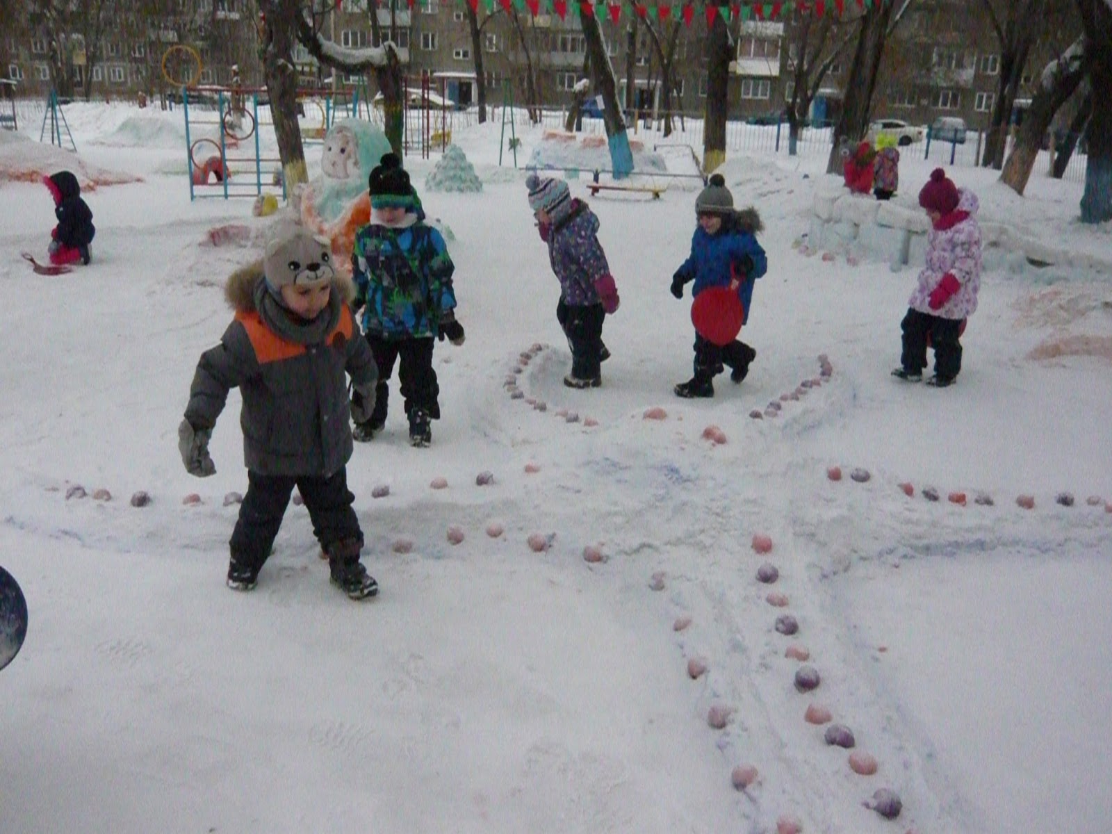 Развлечение февраль. Зимние развлечения для детей в детском саду. Зимние забавы для детей в детском саду на улице. Зимние забавы средняя группа. Зима зимние забавы средняя группа.
