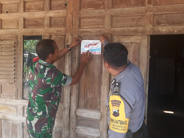 Babinsa Bantu Pemasangan Stikerisasi Penerima PKH