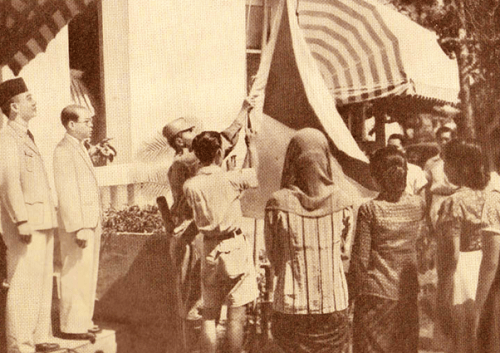 Foto pengibaran Bendera Pusaka pertama kali