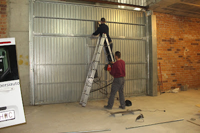 Instalación mecánica motorización puerta basculante