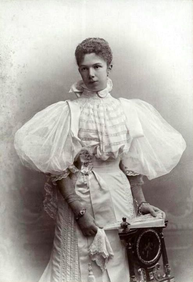 20 Vintage Portraits of Victorian Women in Puff Sleeve Dresses