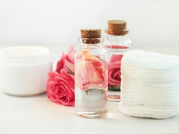 الشبه مع ماء الورد مزيج مذهل لجمالك … 5 وصفات طبيعية سهلة جدًا