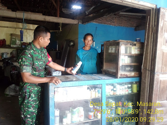 Babinsa Cek Persediaan Pupuk dan Obat Pertanian