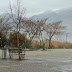 Ιωάννινα:Οι ισχυροί άνεμοι ..."έβγαλαν "την λίμνη έξω ,  έριξαν και  το χριστουγεννιάτικο δέντρο στην πλατεία Μαβίλη (φωτο-βίντεο)