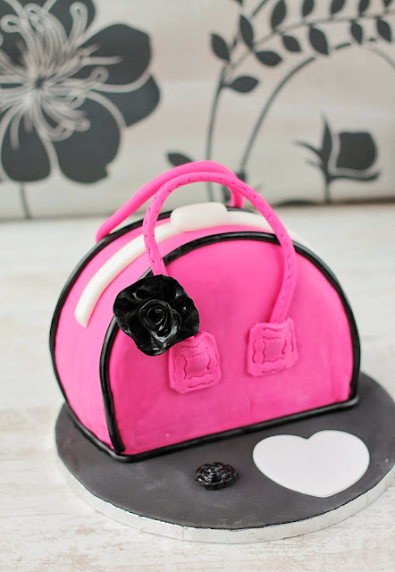 Handbag Cake, this step by step tutorial will guide you through carving and decoarating this showstopper cake. www.goodfoodshared.blogspot.com
