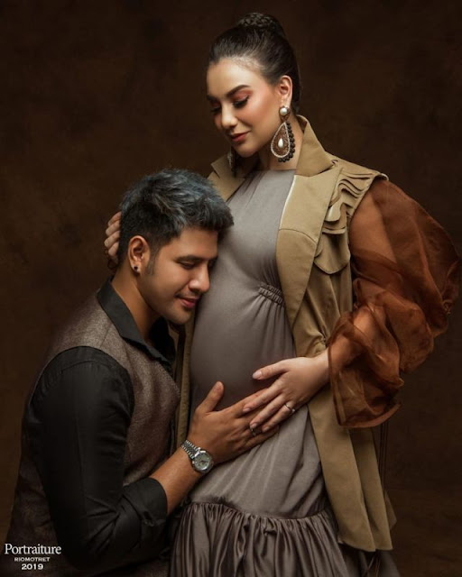 Iris Bella Hamil, Maternity Photoshootnya Bikin Kagum Lho! foto%2Bbersalin%2Birish%2Bbella Iris Bella Hamil, Maternity Photoshootnya Bikin Kagum Lho!