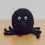 http://translate.google.es/translate?hl=es&sl=en&tl=es&u=http%3A%2F%2Fwww.loopsan.com%2Fcrochet%2Fscotty-the-crochet-spider-free-pattern%2F&sandbox=1