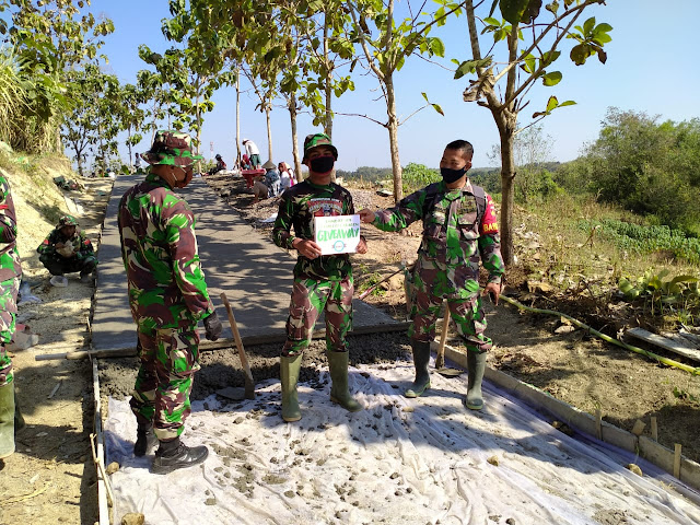 Reward Dandim 0725/Sragen bagi prajurit yang berdedikasi tinggi dalam TMMD reguler 108 Reward Dandim 0725/Sragen bagi prajurit yang berdedikasi tinggi dalam TMMD reguler 108