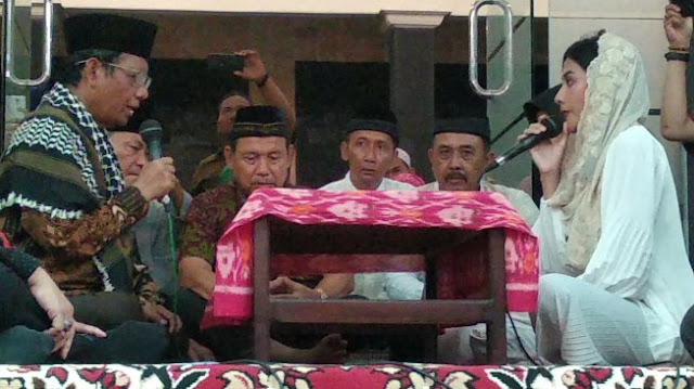 Kisah Devi, Mantan Staf yang Jadi Mualaf karena Terinspirasi Mahfud MD Kisah Devi, Mantan Staf yang Jadi Mualaf karena Terinspirasi Mahfud MD