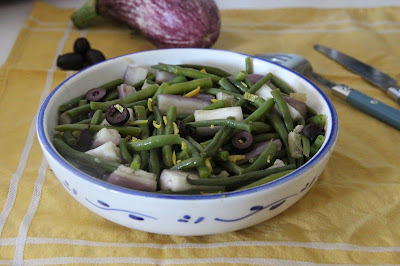 Cuillère et saladier : Salade de haricots verts, aubergines, citron et olives