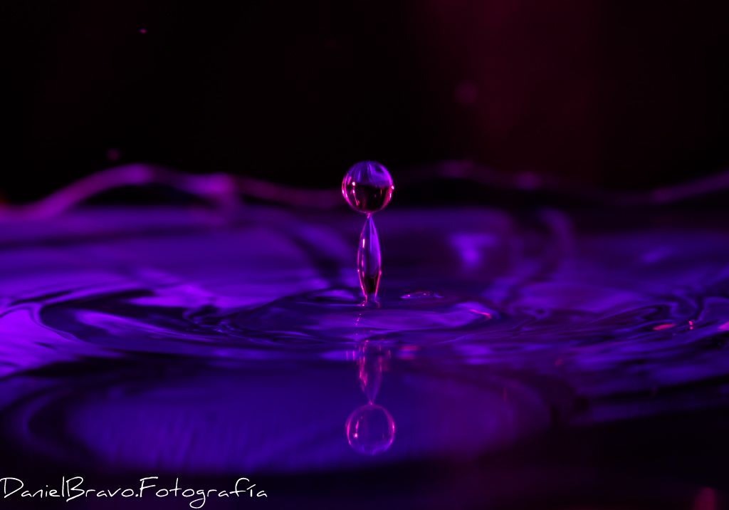 Fotografía de una gota de agua con fondo en negro