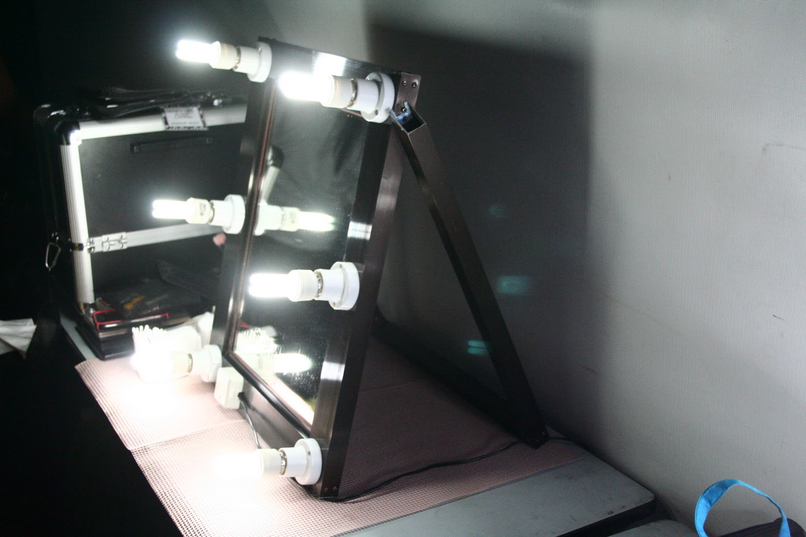 christhingsss: Portable Mirror with Lights