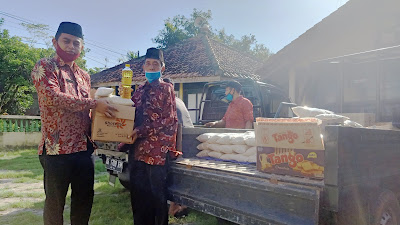 KEPALA DESA MEGULUNG KIDUL SUMBANGKAN GAJINYA DALAM BENTUK SEMBAKO 