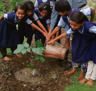 पर्यावरण दिनी मुली झाडे लावताना