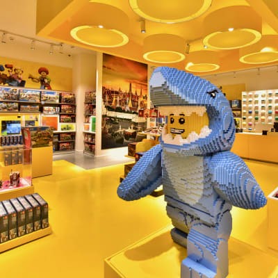 Robert Dyer @ Bethesda Row: Lego Store opens at Montgomery Mall