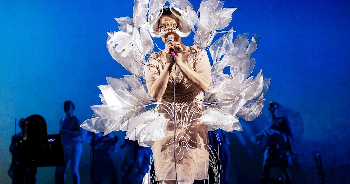 Iris Van Herpen fala sobre colaboração com Björk