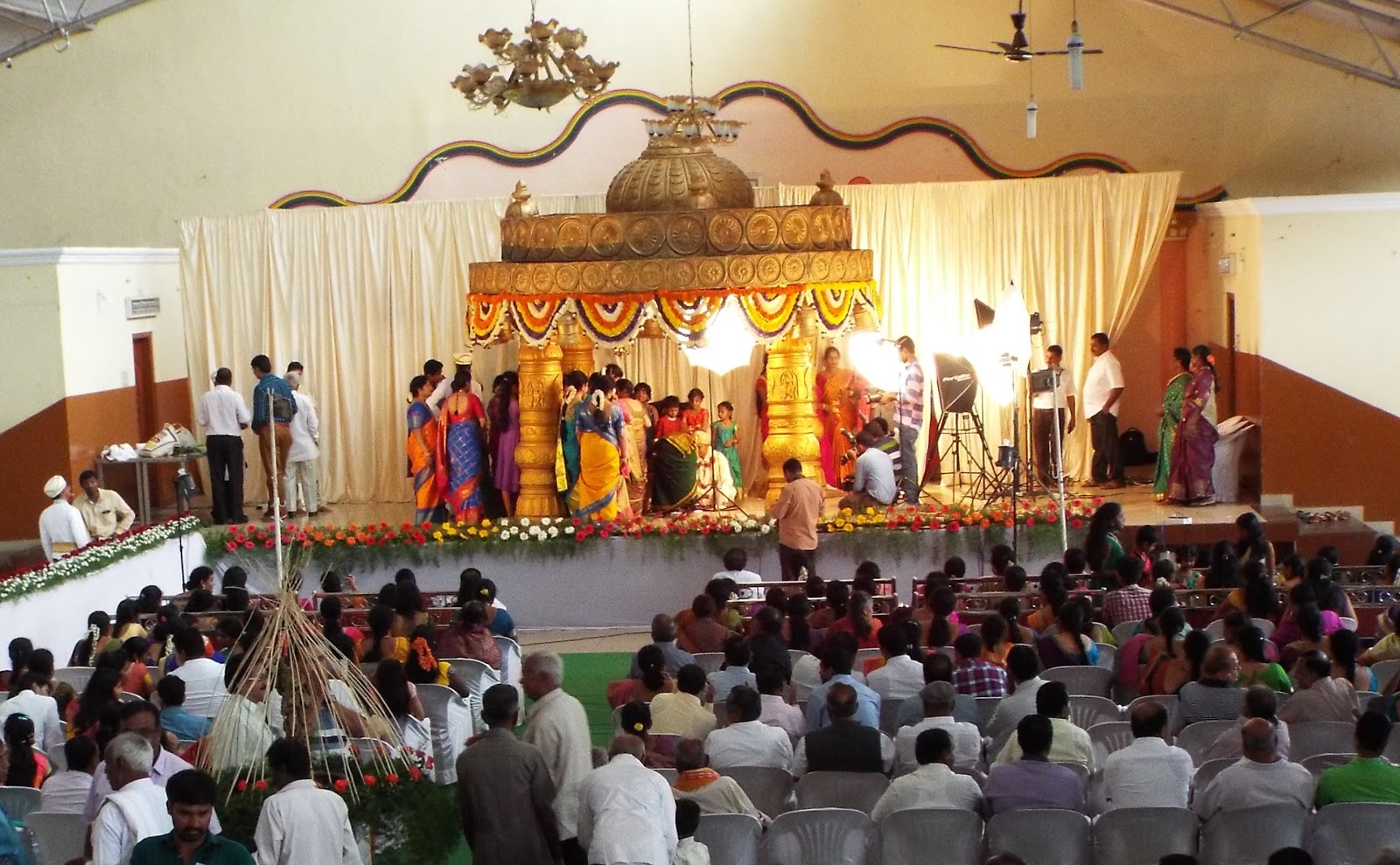 インドのイメージup ブログ インドの結婚式はド派手で豪華で参列者多すぎ 日本とは違う 海外の挙式 インドの挙式事情をレポート