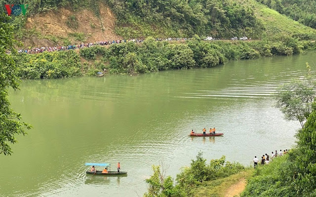 Tìm thấy 2 thi thể vụ lật thuyền khi chơi đêm khiến 3 người mất tích