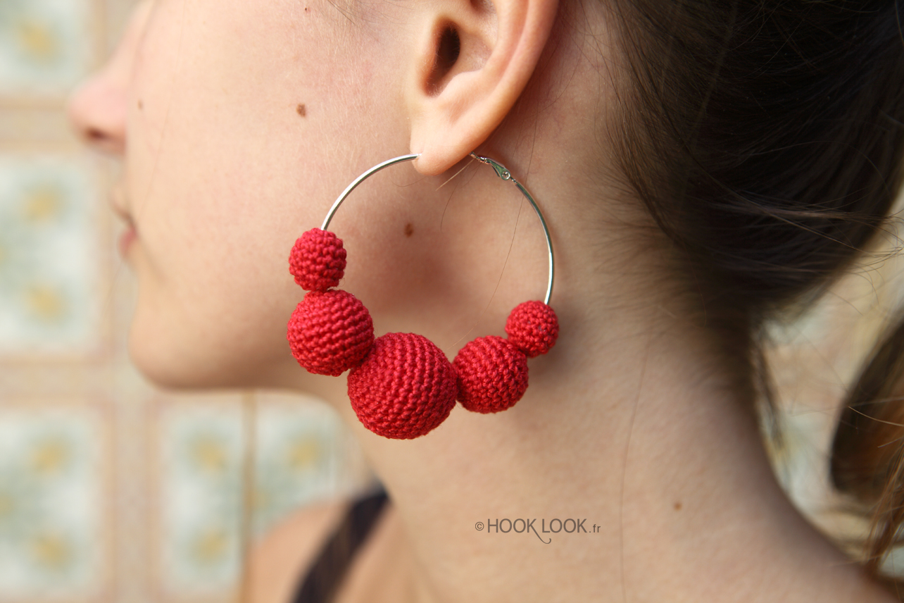 Boucles d'oreilles créoles réaliser avec des perles au crochet