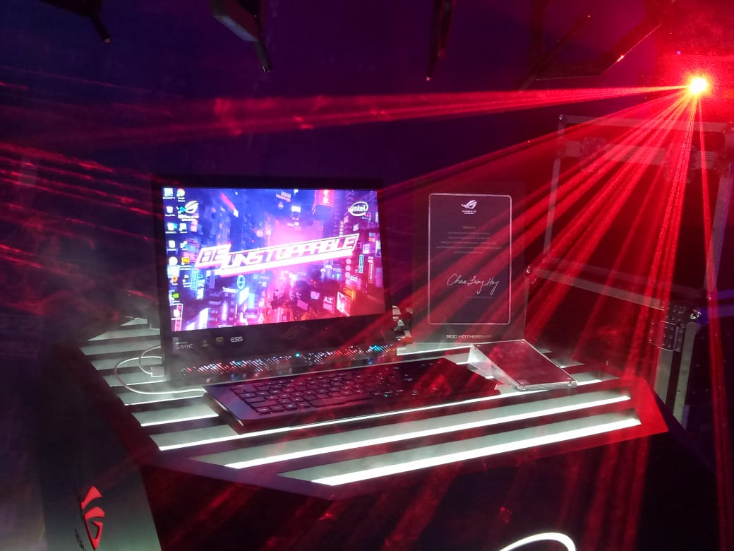 Strix 1080 подсветка. Asus g771jw система охлаждения. Asus mars видеокарта. Asus strix 1080ti. Asus rog внешняя видеокарта.