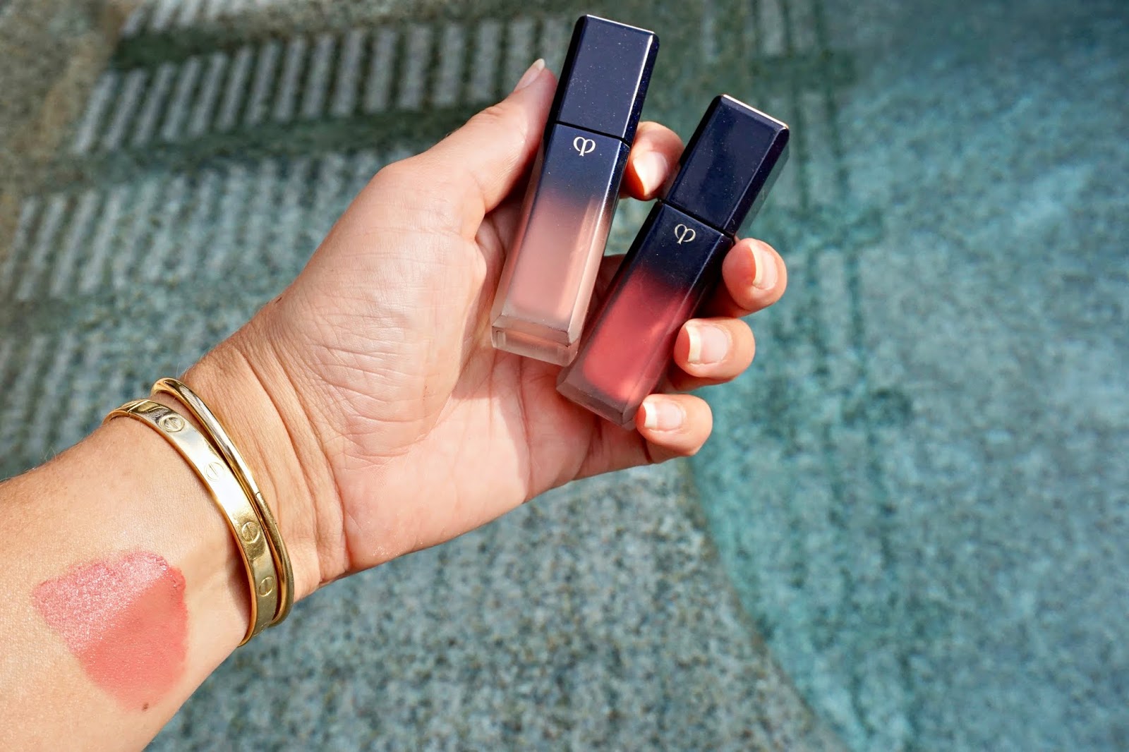 Cle de peau beaute помада. Cle de peau radiant liquid rouge matte 101 cream crush. Cle de peau matte lipstick свотчи. свотчи тонального флюида cle de peau. косметичка cle de peau.