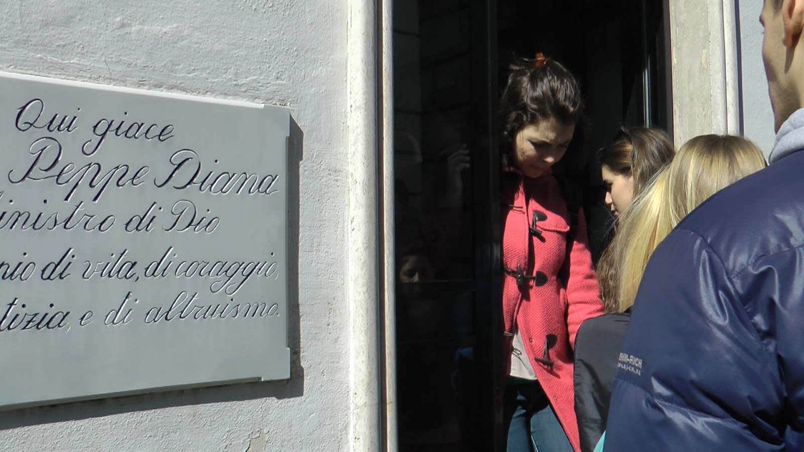 Dalla parte delle vittime CENTINAIA DI PERSONE IN VISITA ALLA TOMBA DI DON GIUSEPPE DIANA NEL Dalla parte delle vittime CENTINAIA DI PERSONE IN VISITA ALLA TOMBA DI DON GIUSEPPE DIANA NEL