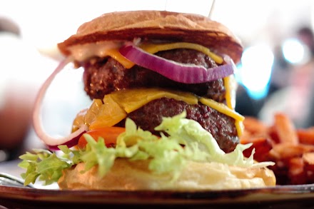Cowboys/-girls essen ihre Burger im Cowboys Burger Saloon in Wuppertal | Atomlabor Gastrotipp