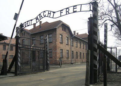 Un dron filma duras imágenes del campo de exterminio nazi Auschwitz Un dron filma duras imágenes del campo de exterminio nazi Auschwitz