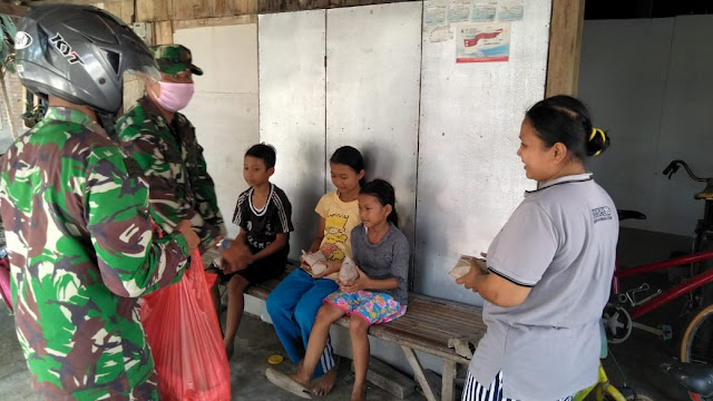 Sinergitas Koramil Gondang Dan Polsek Bagikan Nasi Bungkus Sinergitas Koramil Gondang Dan Polsek Bagikan Nasi Bungkus