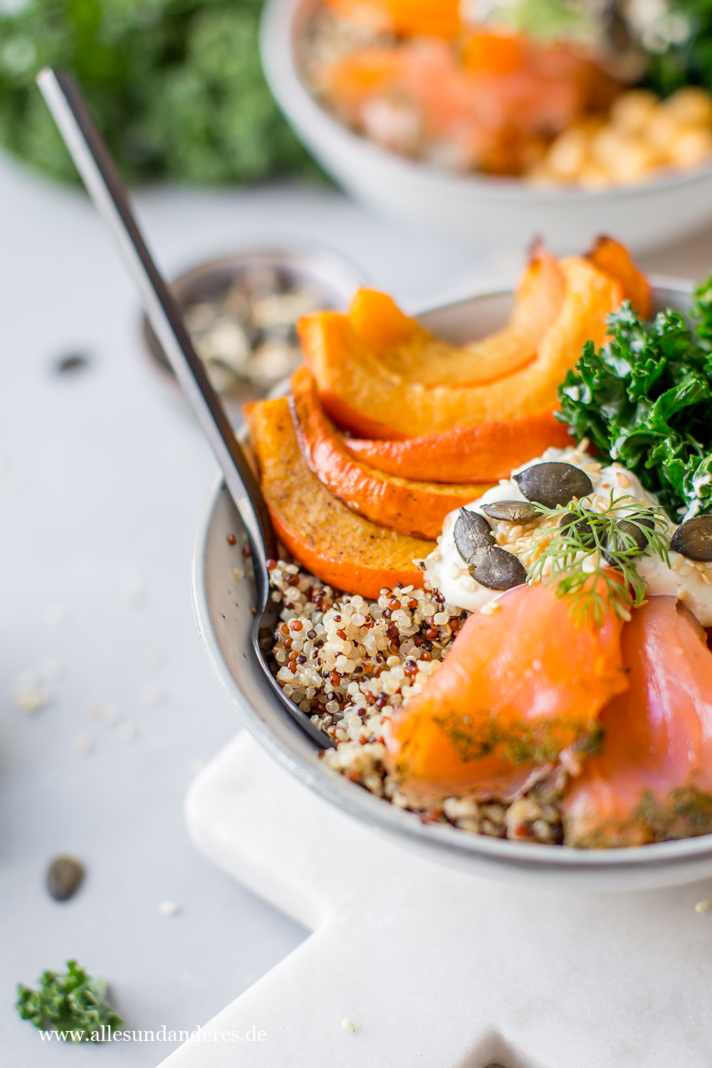 KürbisQuinoaBowl mit Grünkohl und gravad Lachs Alles und Anderes
