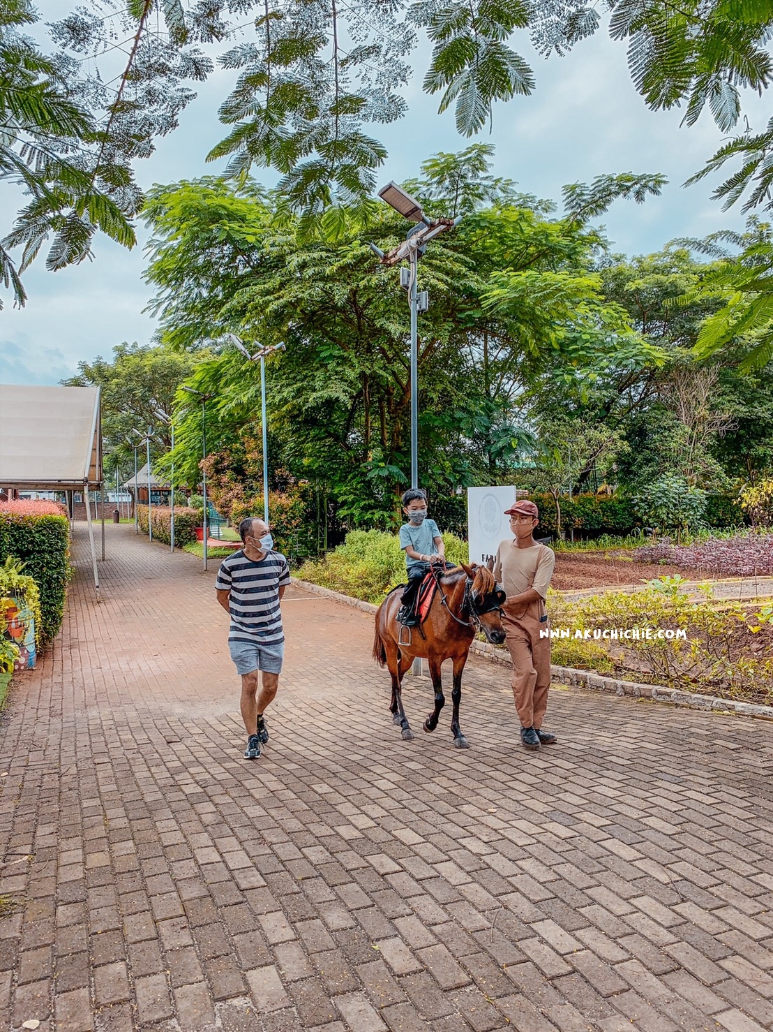 lifestyle blogger bermain ke scientia square park saat pandemi