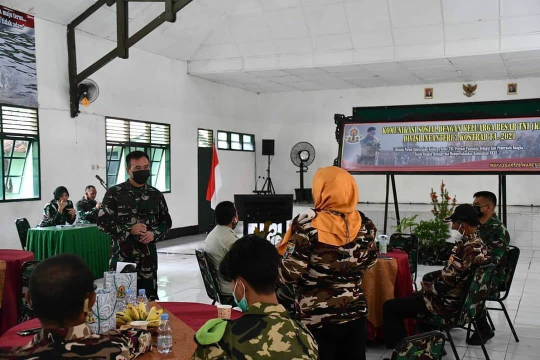 Divif 3 Kostrad Gelar Komsos dengan Keluarga Besar TNI di Makassar
