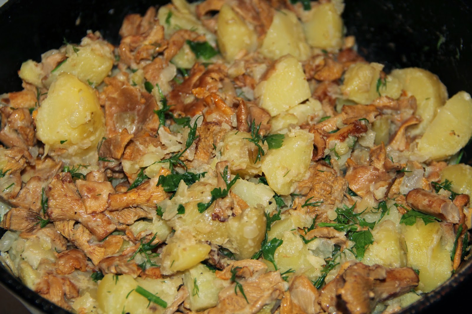 Лисички с картошкой в сметане