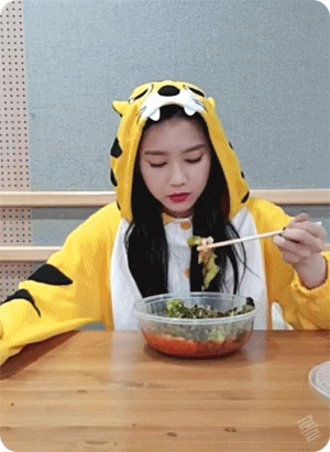 오마이걸 지호 V앱 어그로 퇴치법.gif | 인스티즈